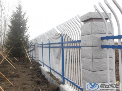 http://bencaozhonghua.com单向折弯锌钢护栏