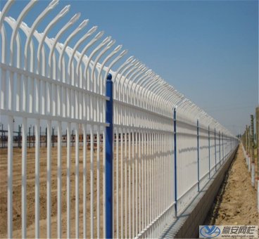 http://bencaozhonghua.com双向折弯锌钢护栏
