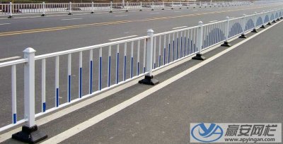 http://bencaozhonghua.com锌钢公路护栏